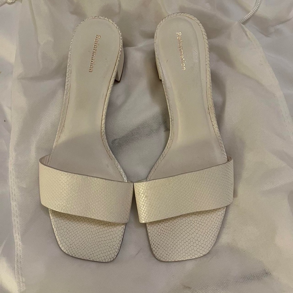 Reformation white slides in women’s 7.5